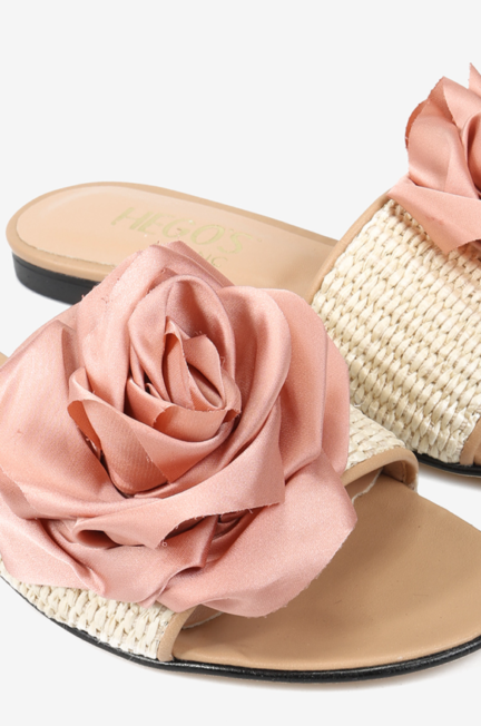 klapki wykonane z rafii z różową różą 3D na białym tle