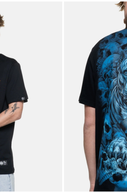 mezczyzna w koszulce czarnej z niebieskim motywem na bialym tle