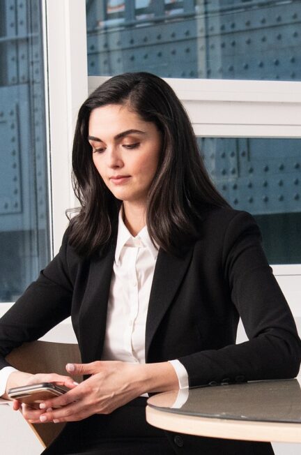 Marynarki damskie jako ponadczasowy trend w nowoczesnej odsłonie