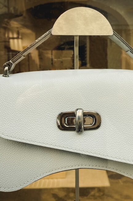 Photo white handbag
